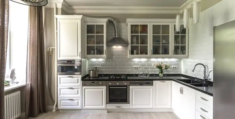 Кухня с темной столешницей и светлыми фасадами