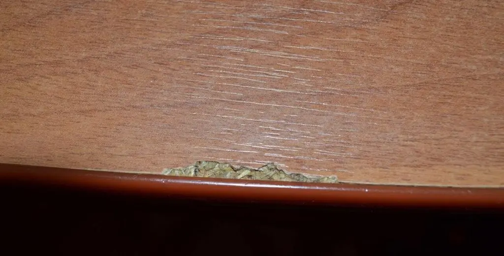 Скол на столешнице