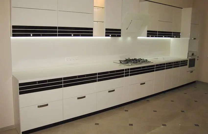 Белая столешница на белой кухне