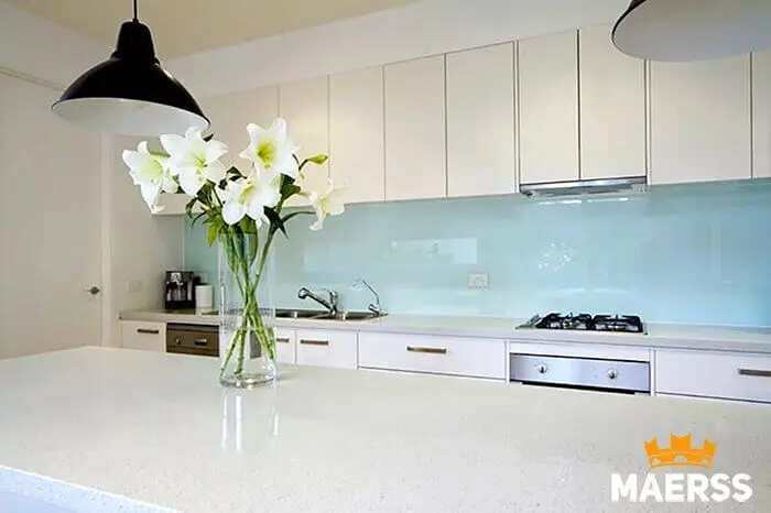 Стеклянный фартук над столешницей