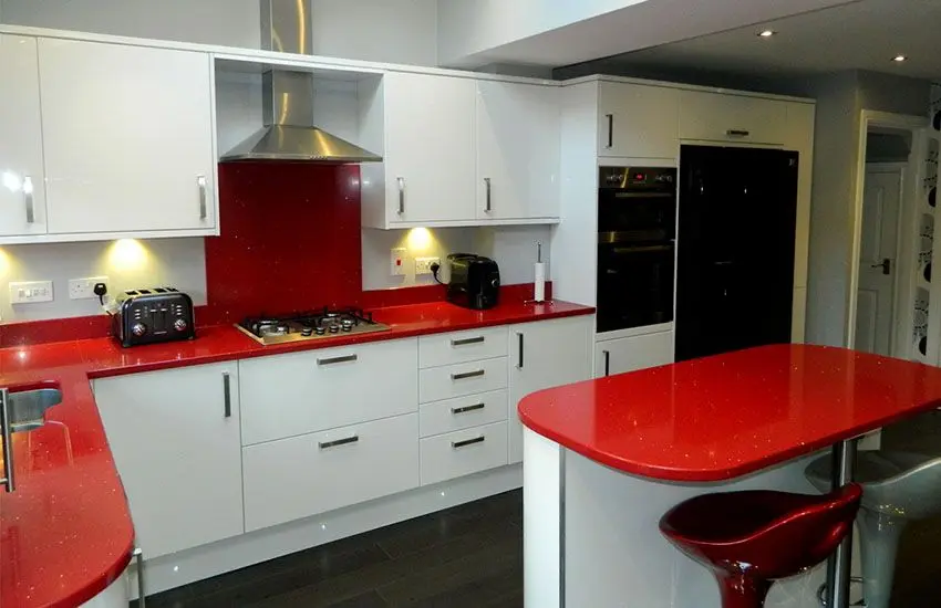 Красная столешница на кухне