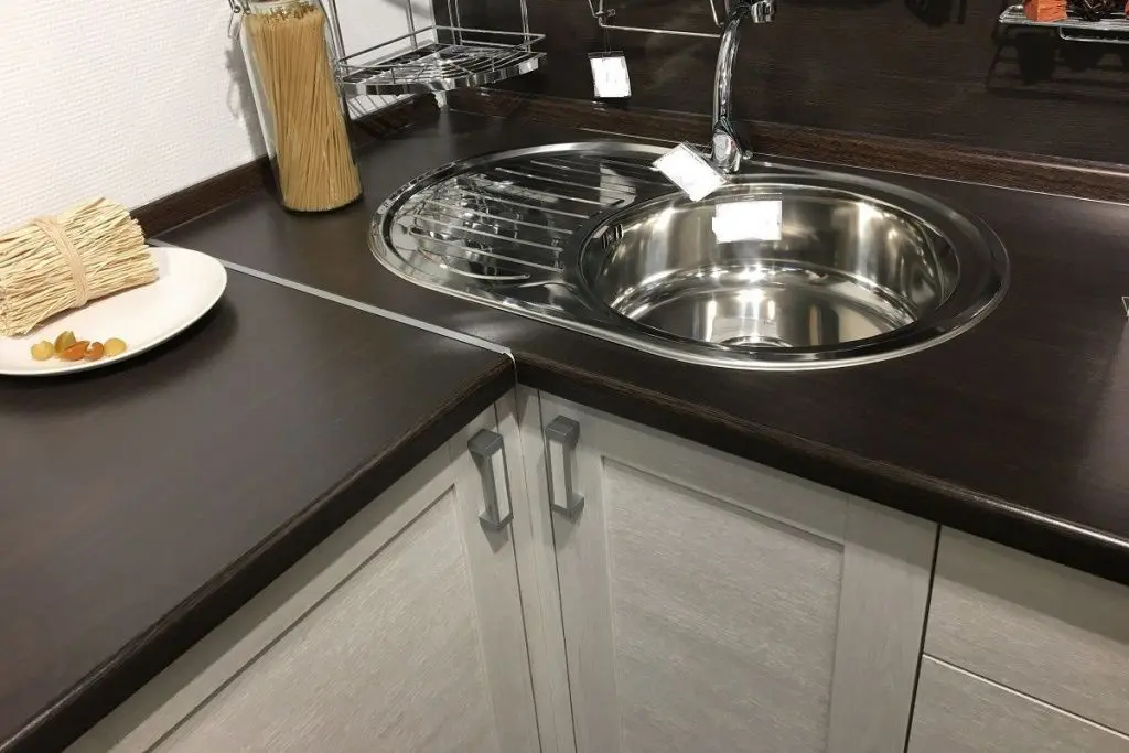 Соединение столешниц через планку