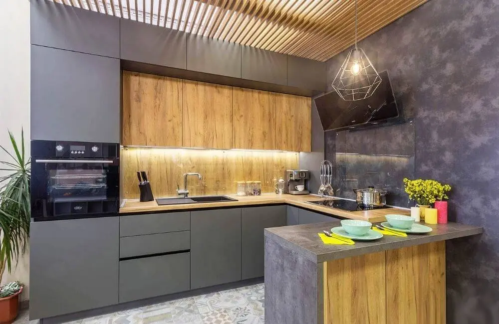 Серая матовая кухня с деревянной столешницей