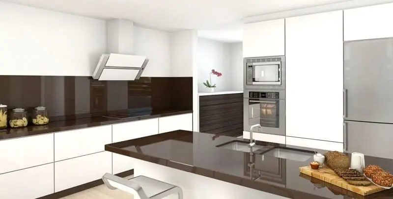 Дизайн светлой кухни с темной столешницей 