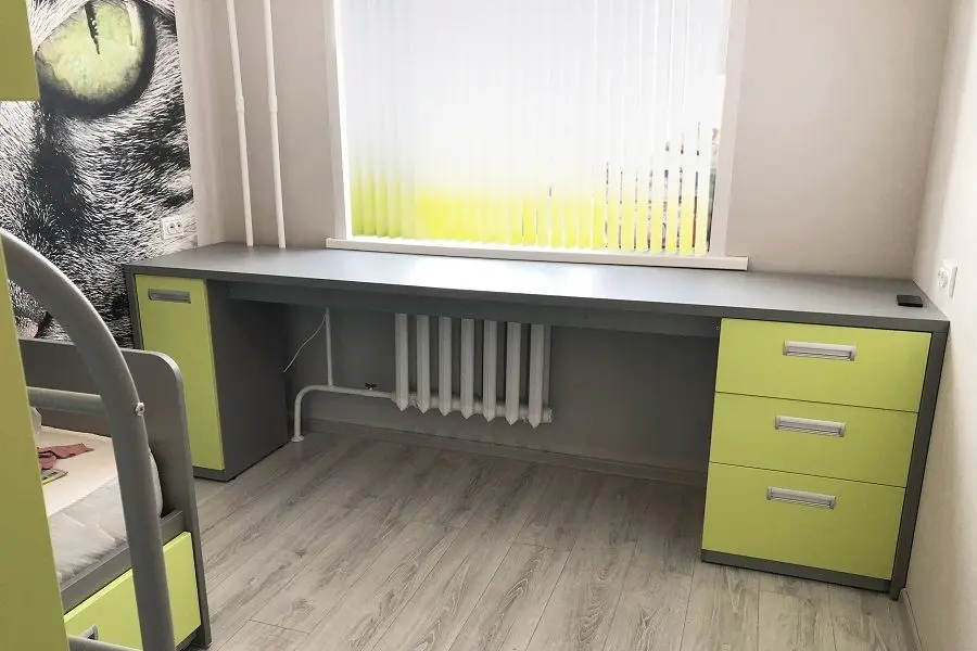 Столешница вдоль окна в комнате (1).jpg