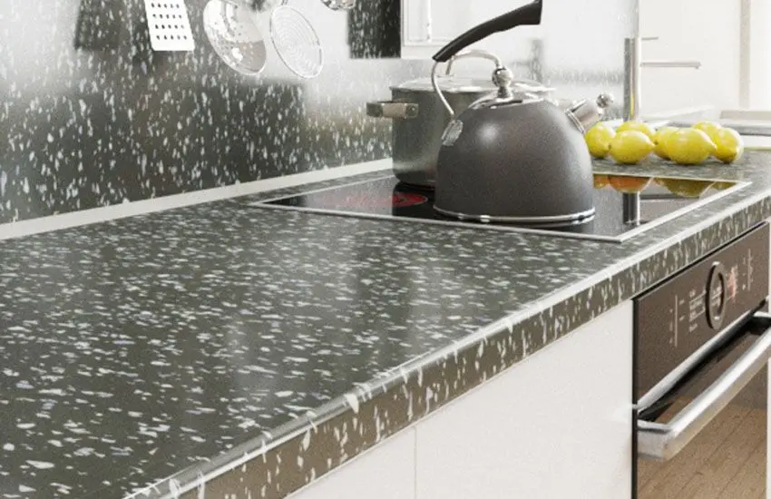 Серая в крапинку столешница на кухне