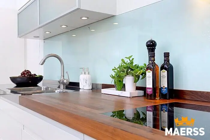 Фартук из стекла для кухни