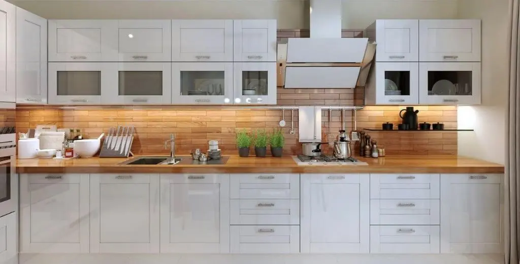 Белая кухня с деревянной столешницей и фартуком