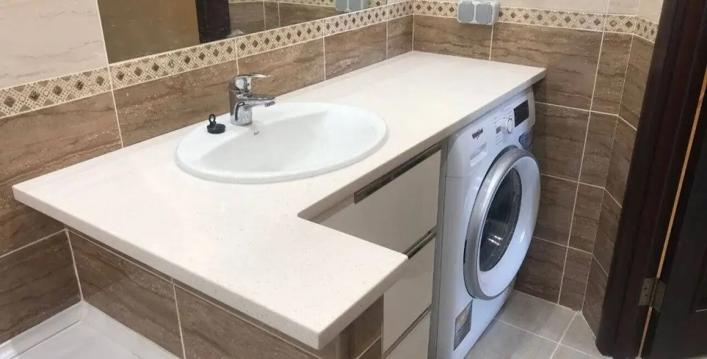 Стиральная машина на кухне под столешницей