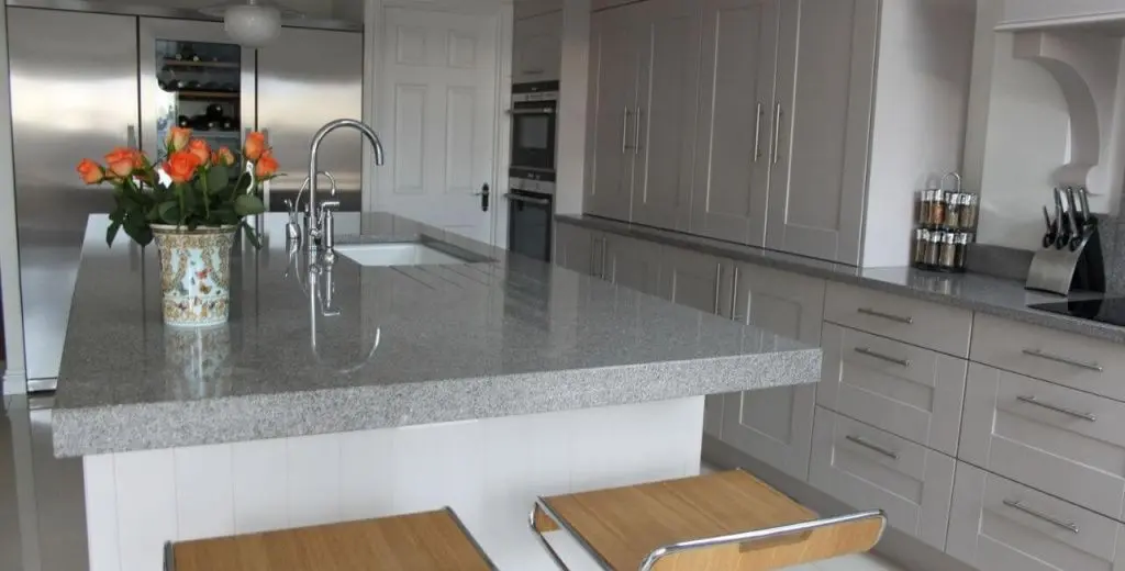 Серая столешница на белой кухне