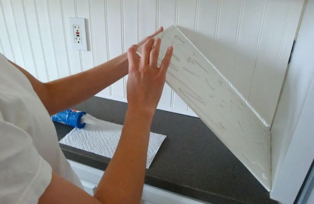 Приклеиваем панель на кухне