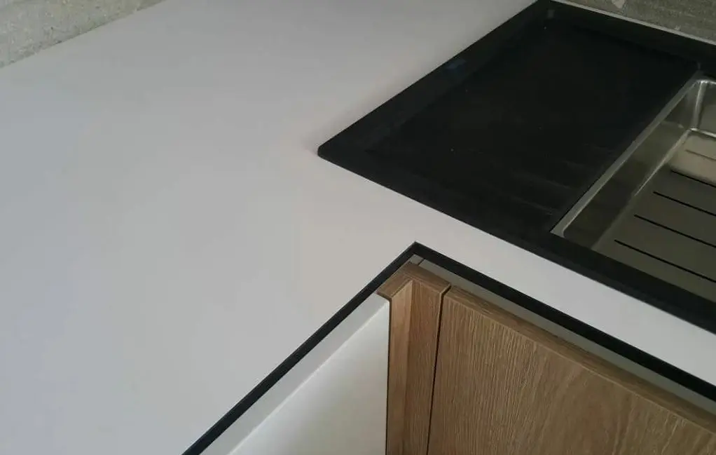 соединение столешниц из hpl пластика.jpg