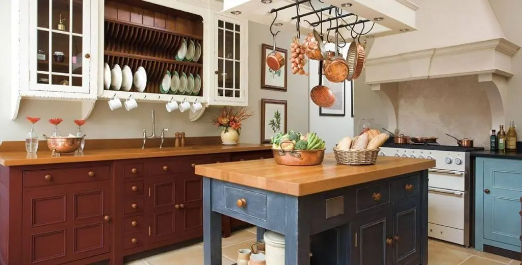 Коричневая кухня с деревянной столешницей