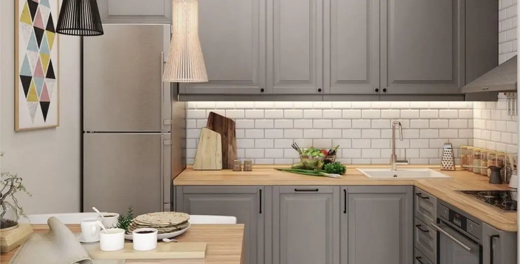 Серая кухня с деревянной столешницей