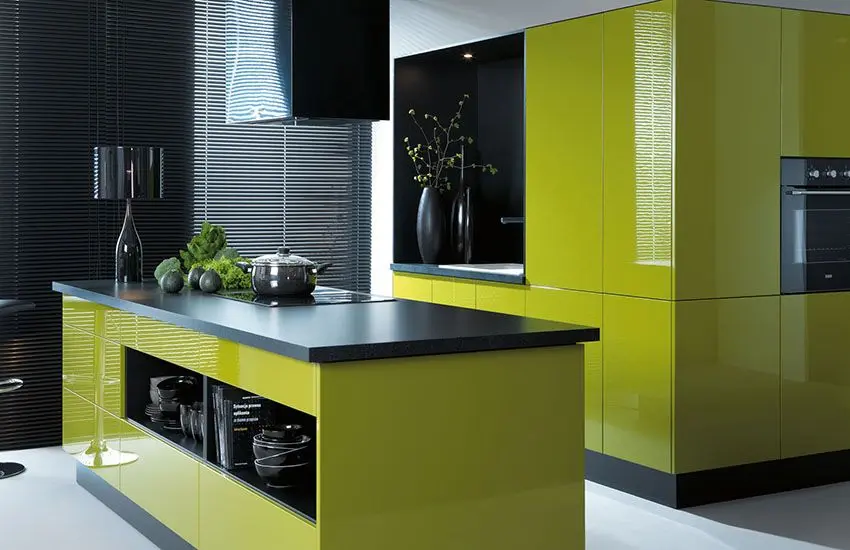 Черная столешница в яркой кухне