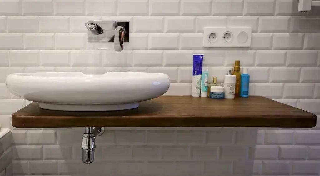 Столешница венге в ванной