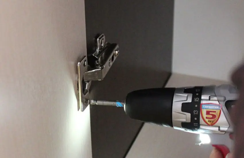 Установка мебельных петель