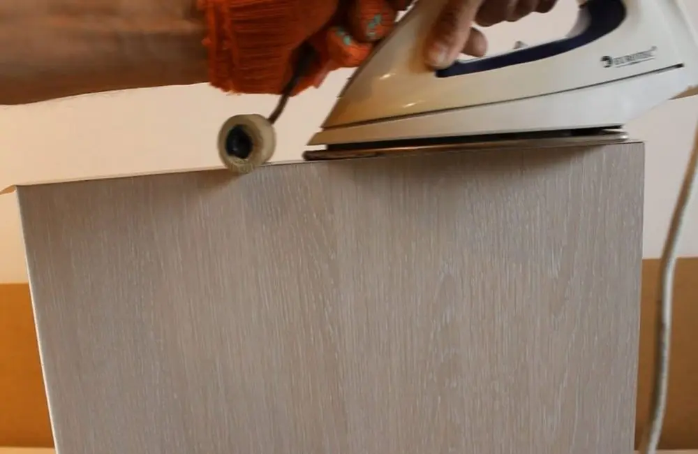 Клеим кромку к столешнице утюгом