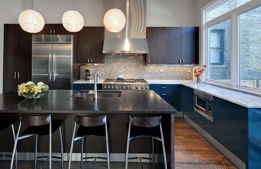 Подоконник столешница из камня на кухне