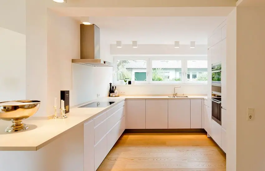 Бежевая столешница на кухне