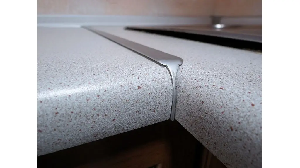 Соединение столешницы с помощью планки