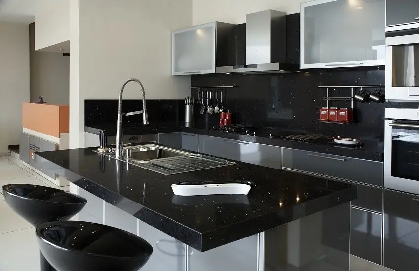 Черная столешница