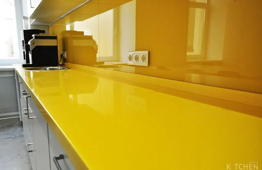 Желтая столешница на кухне