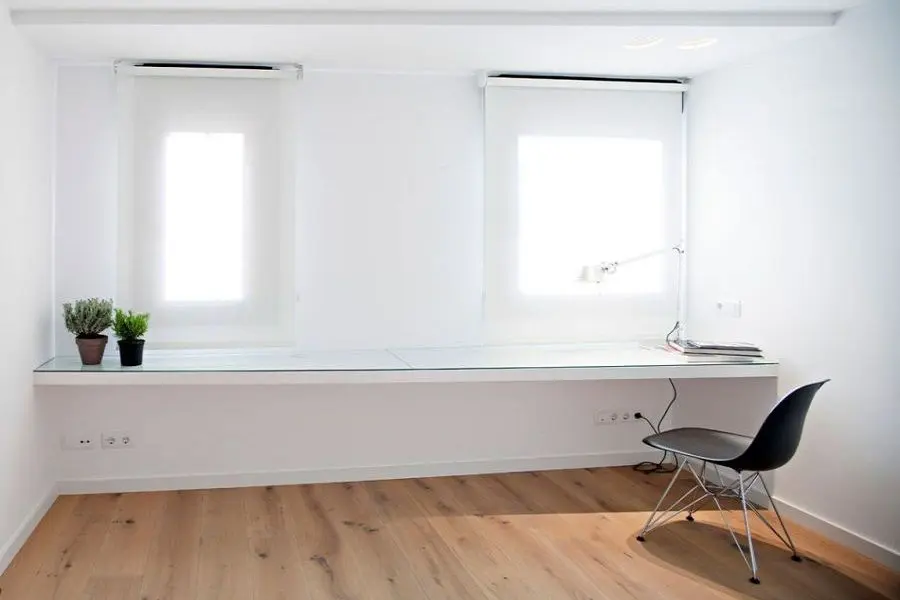 Столешница вдоль окна в комнате (8).jpeg