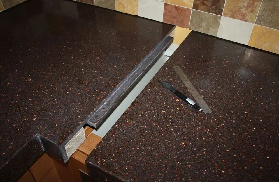 замена поврежденной части столешницы.jpg