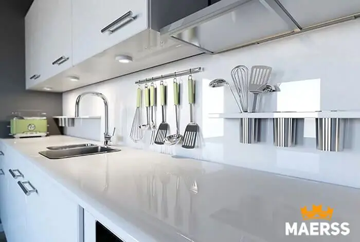 Установка стеклянных фартуков