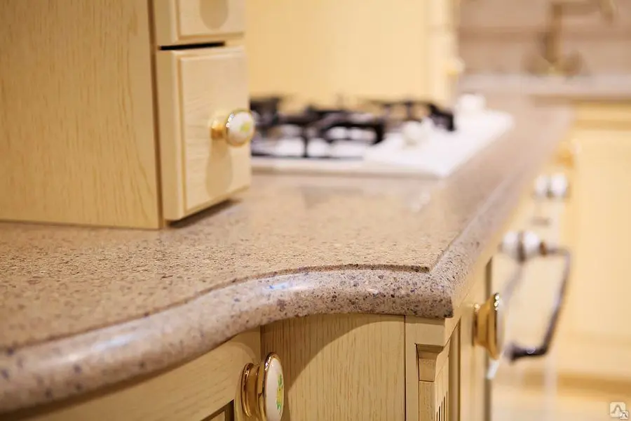 Столешница к бежевой кухне фото