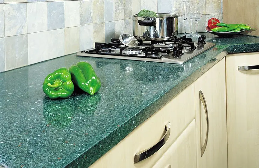 Зеленая столешница на кухне