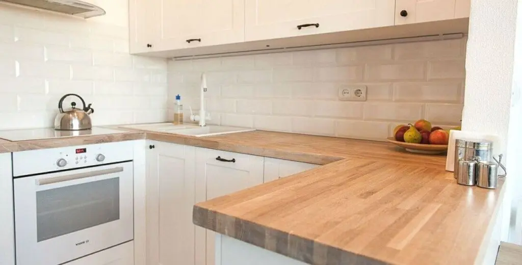 Деревянная столешница для белой кухни