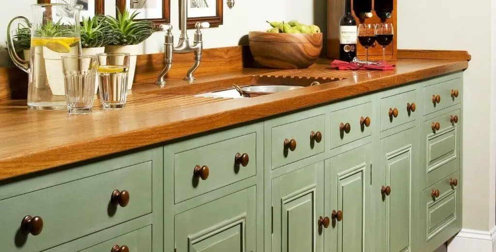 Зеленая кухня с деревянной столешницей
