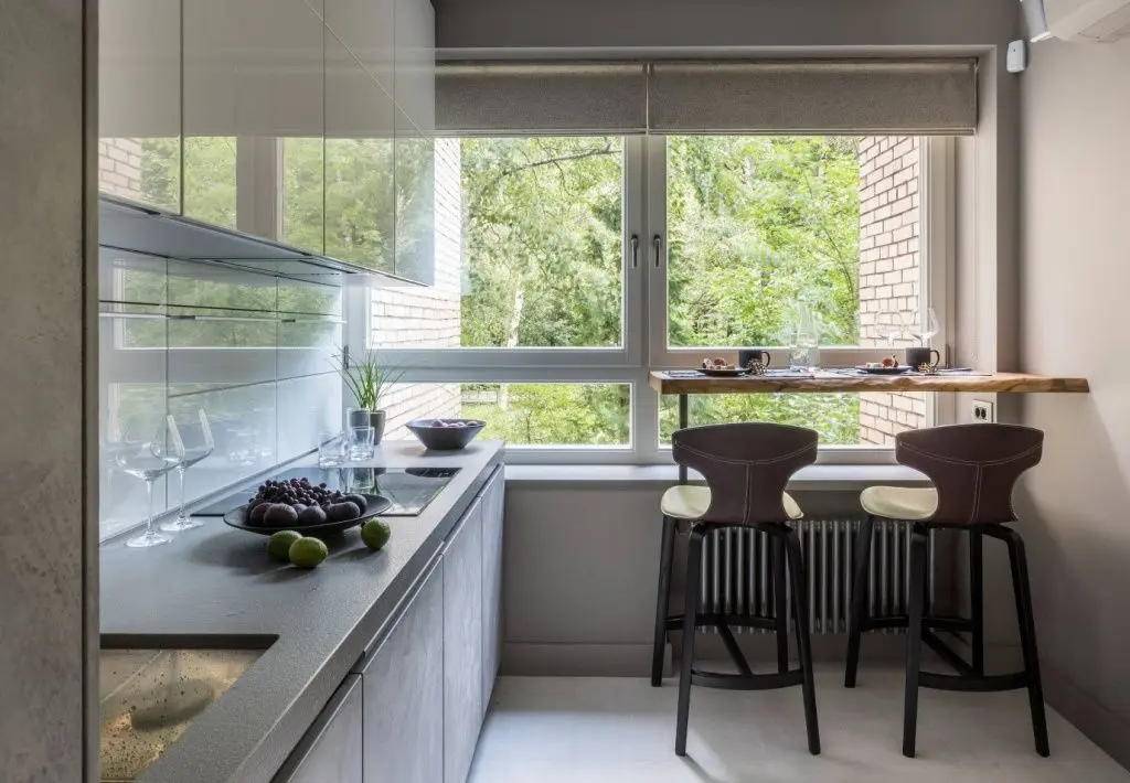 Барная стойка у окна