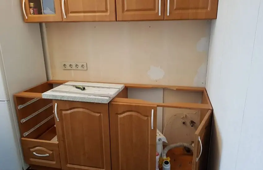 Установка столешницы на кухне