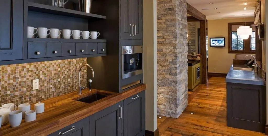 Черная кухня с деревянной столешницей