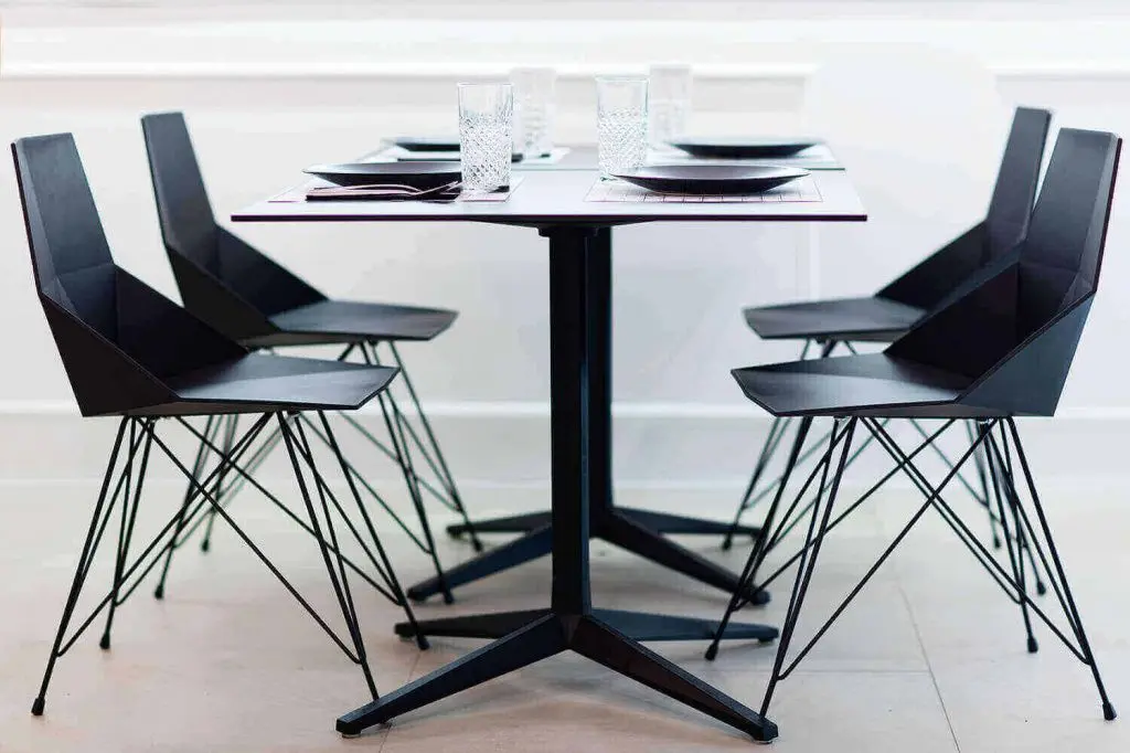 Столы и стулья для кафе