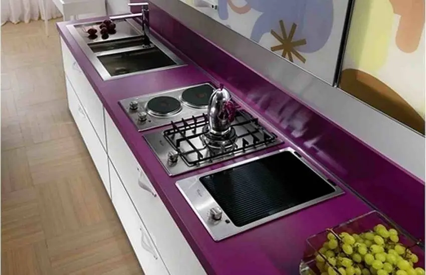 Фиолетовая столешница на кухне