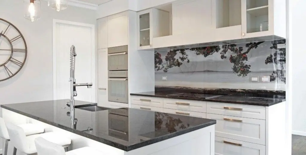 Белая кухня с черной столешницей