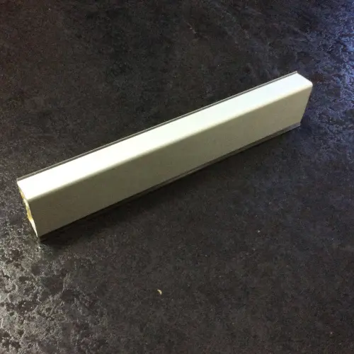 Образец прямоугольного алюминиевого плинтуса детальная картинка