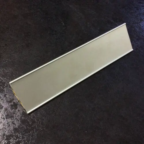 Образец гладкого треугольного алюминиевого плинтуса детальная картинка
