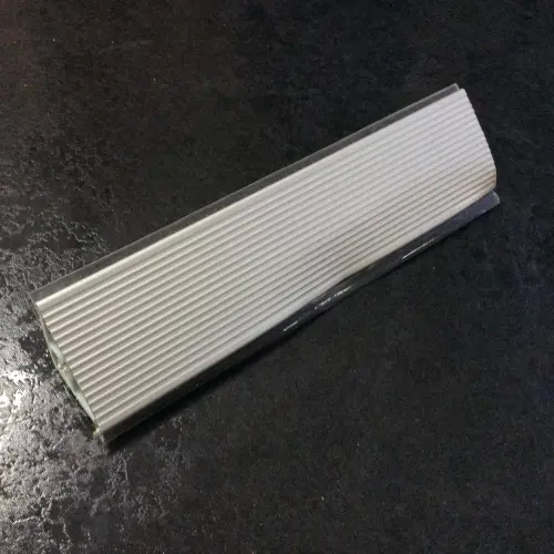 Образец рифленого треугольного алюминиевого плинтуса детальная картинка