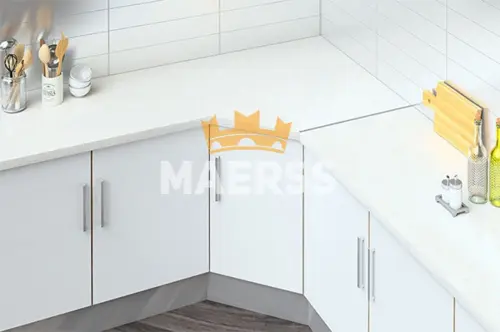 Угловой элемент из ДСП в цвет столешницы MAERSS